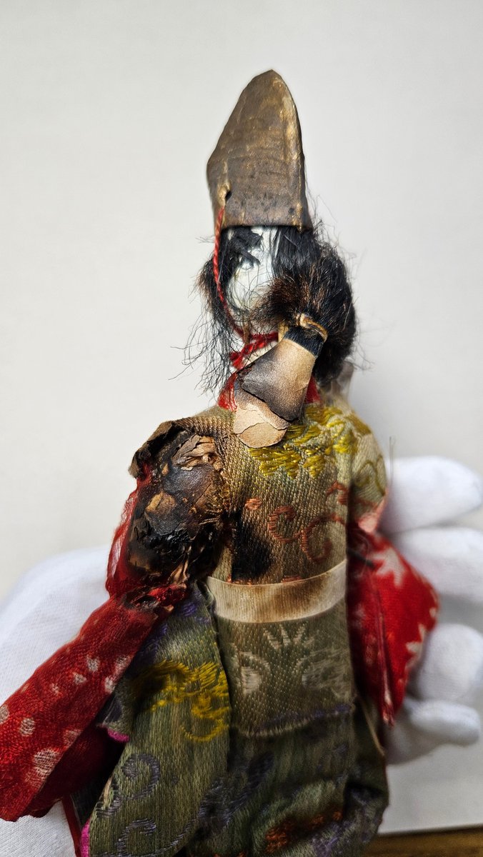 人形の後ろに燃えたあとが！！ 小さくても雛人形は高価だったでしょう