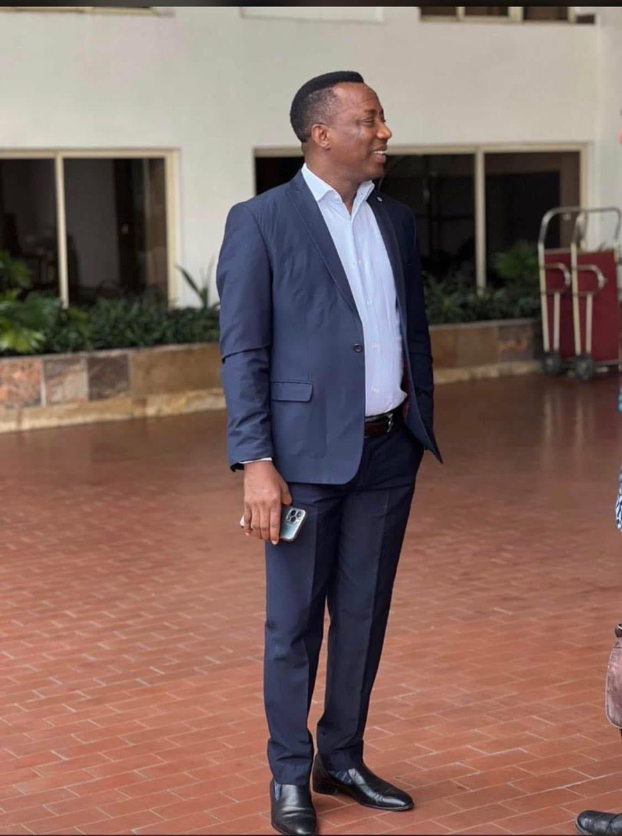GentleX0's tweet photo. HAPPY 55th Birthday Sir 🎉 🎂 🍾

The teacher 
A leader per excellence 
A Revolutionary 
An African 
A man worth emulating 
The man who gives hope to the common people of Nigeria 
A builder 

Thank You so much for teaching us how to be Free sir 

#BirthdayMode https://t.co/i6nmo47mDL