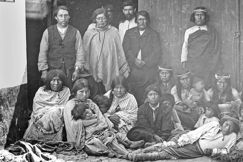 Vos sabías que en el Museo de Ciencias Naturales de la Plata vivieron dos familias originarias en cautiverio llevadas por el Perito Moreno, para exhibirlas y estudiarlas y dejar sus huesos para poner en una vitrina?
un horror