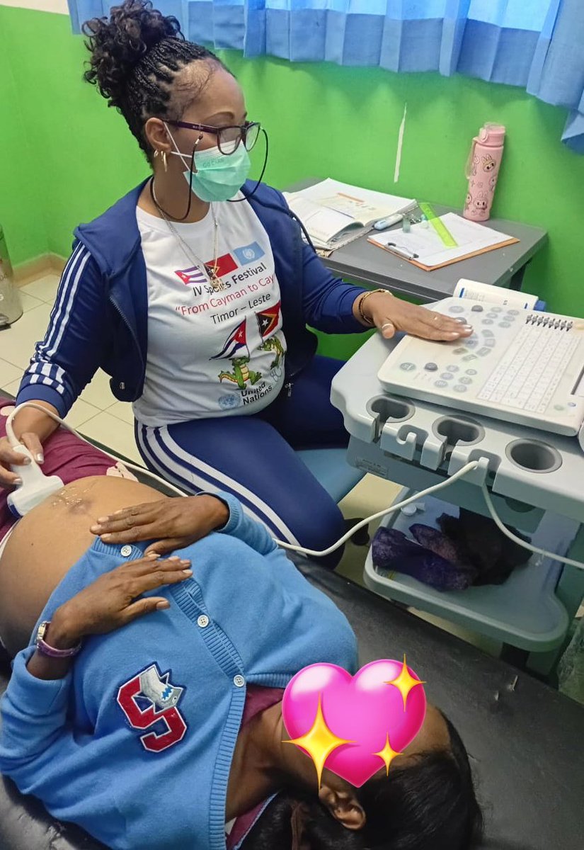 Lic.en Imagenología Leidis de Luz y Caballero,  de la #BMCMaubisse 🇨🇺🤝🇹🇱. Realiza  estudio ultrasonográfico a gestante de 24 sem, apoyando de manera extraordinaria la importante vigilancia materno-infantil durante la gestación porque 
#CubaPorLaVida 
#CubaCoopera