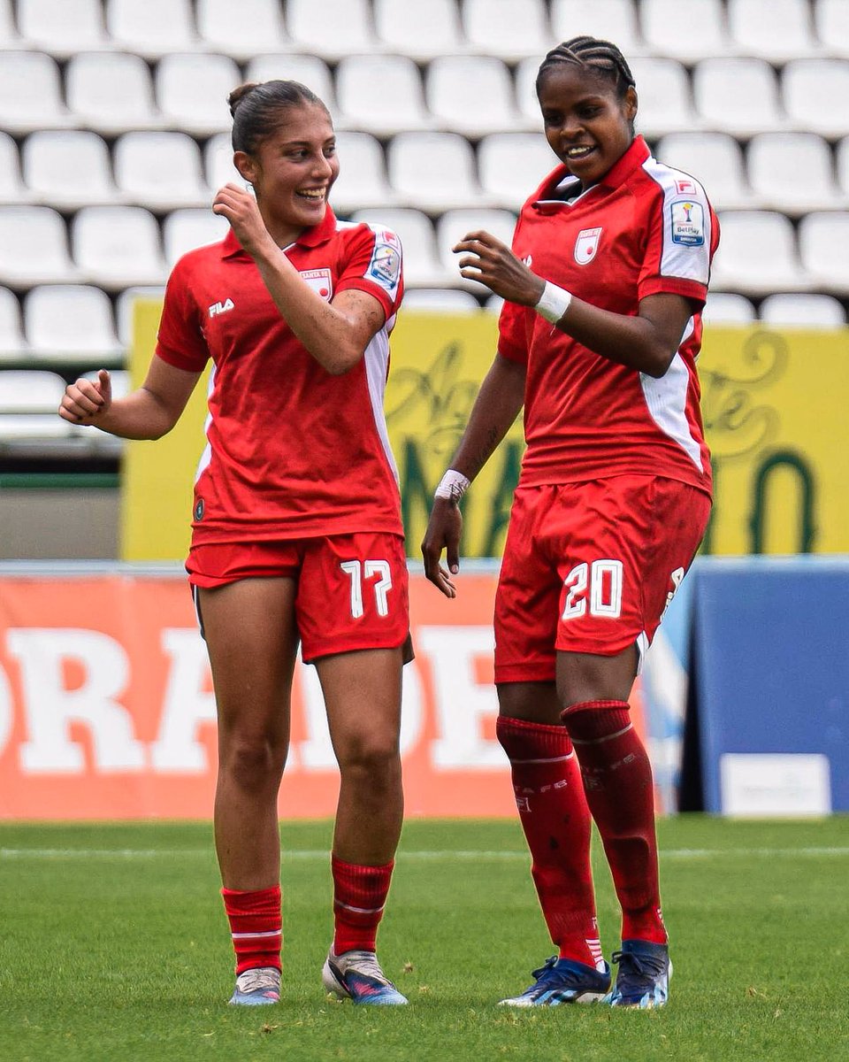 ¡Somos Natalia y Daniela 💃🏽 después del debut de las #Leonas 🦁😍🤩!