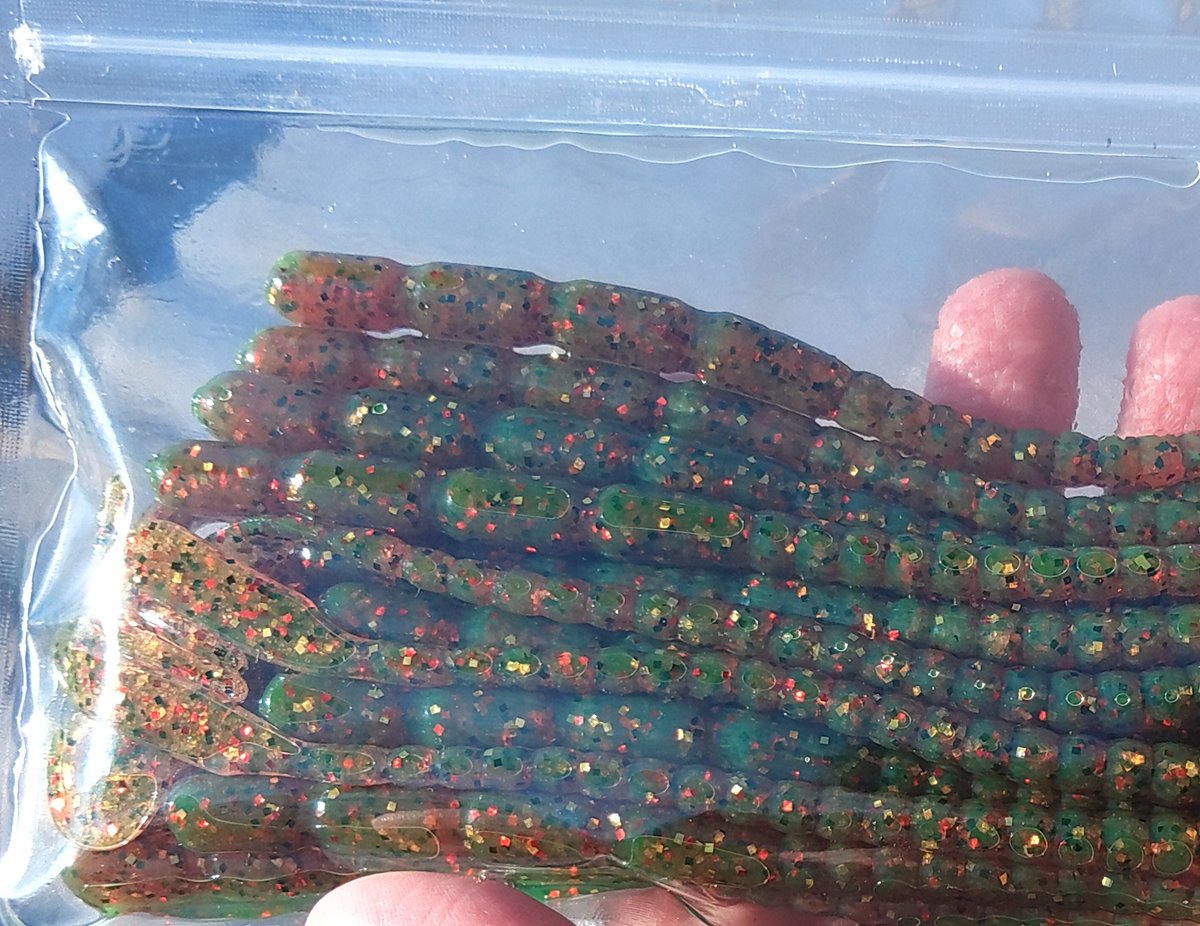 Dadgum, that motor oil worm looks good. Need to run some lizards in that color.