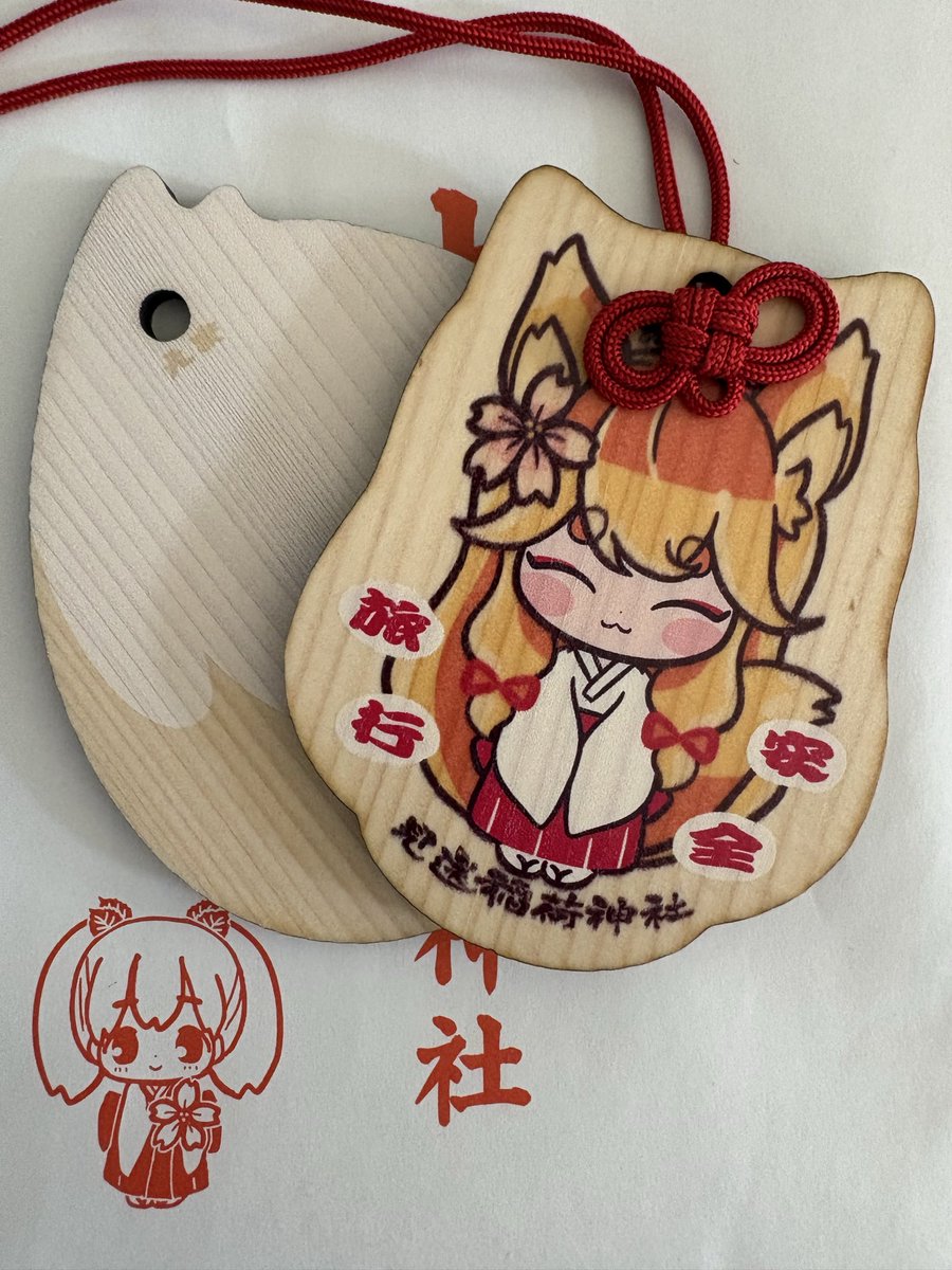 kazane101's tweet photo. 見送稲荷神社
東京都文京区本郷4丁目3-1

櫻木神社の境内末社の見送稲荷神社の絵馬です✨
旅行安全のお守りと尻尾型の絵馬のセットになってます💕
お守りの方を絵馬だと思ってて、可愛いから２つ買ってひとつ奉納しようとしてたけど、どうやらひとつで大丈夫でした😁

#見送稲荷神社絵馬 https://t.co/zYL3QfmMhR