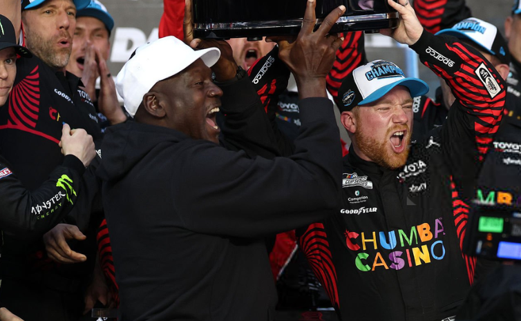 Tyler Reddick ganó las 500 millas de Daytona, una de las carreras más importantes de EEUU. El dueño del equipo ganador es su majestad.

Michael Jordan y otro deporte en el que triunfa: automovilismo
basquetplus.com/nba-automovili…