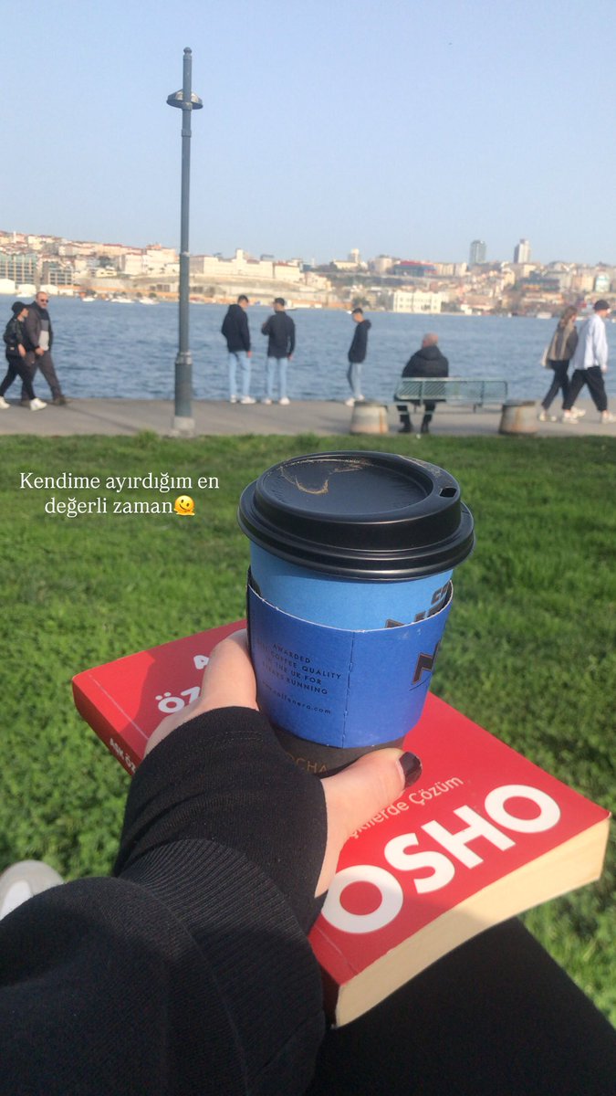 Tek başına da vakit geçirebilmeli insan, kendini, şehri, insanları dinleyebilmeli. İnsanların yürüyüşlerini inceleyip yüzlerinde ki o ifadeyi çözebilmeli ama kitabımında da içeriğinde dediği gibi herkesten önce kendini sevmeli #osho #aşk #özgürlük #tekbaşınalık