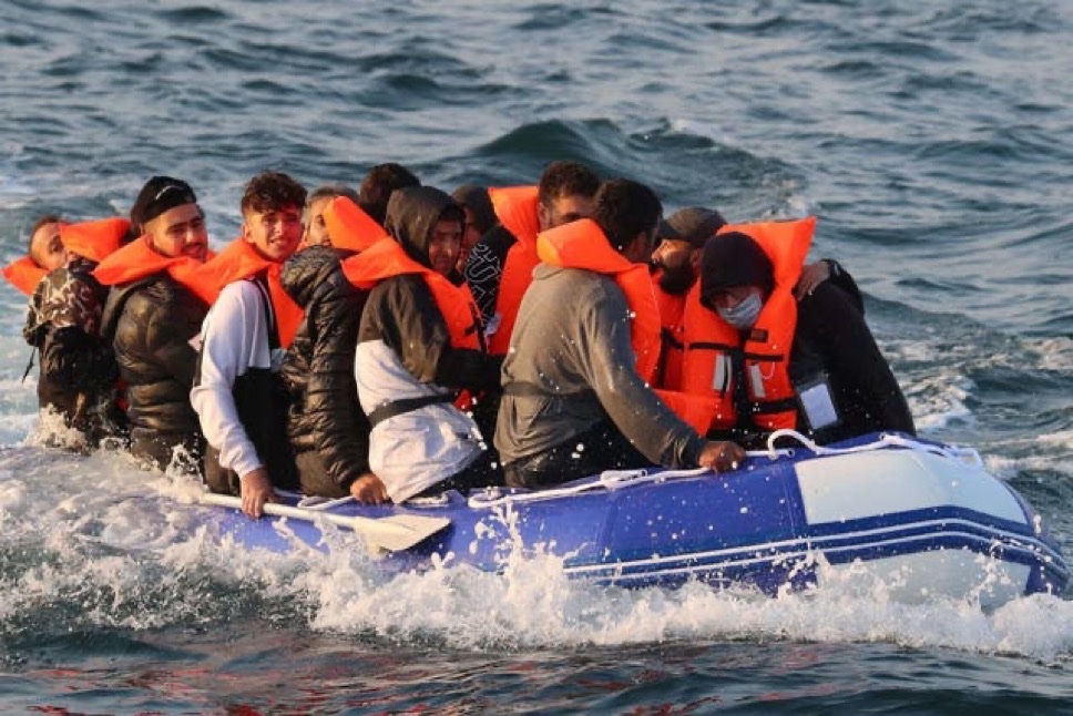 🚨BREAKING: Illegal immigrmats who had their phone seized will receive £500,000 compensation 🇬🇧 

No, this is NOT a joke, more than 70 boat migrants will receive £6,500 EACH of taxpayers (your) money after a court ruled the phone seizures were a  breach of human rights❗️

The UK