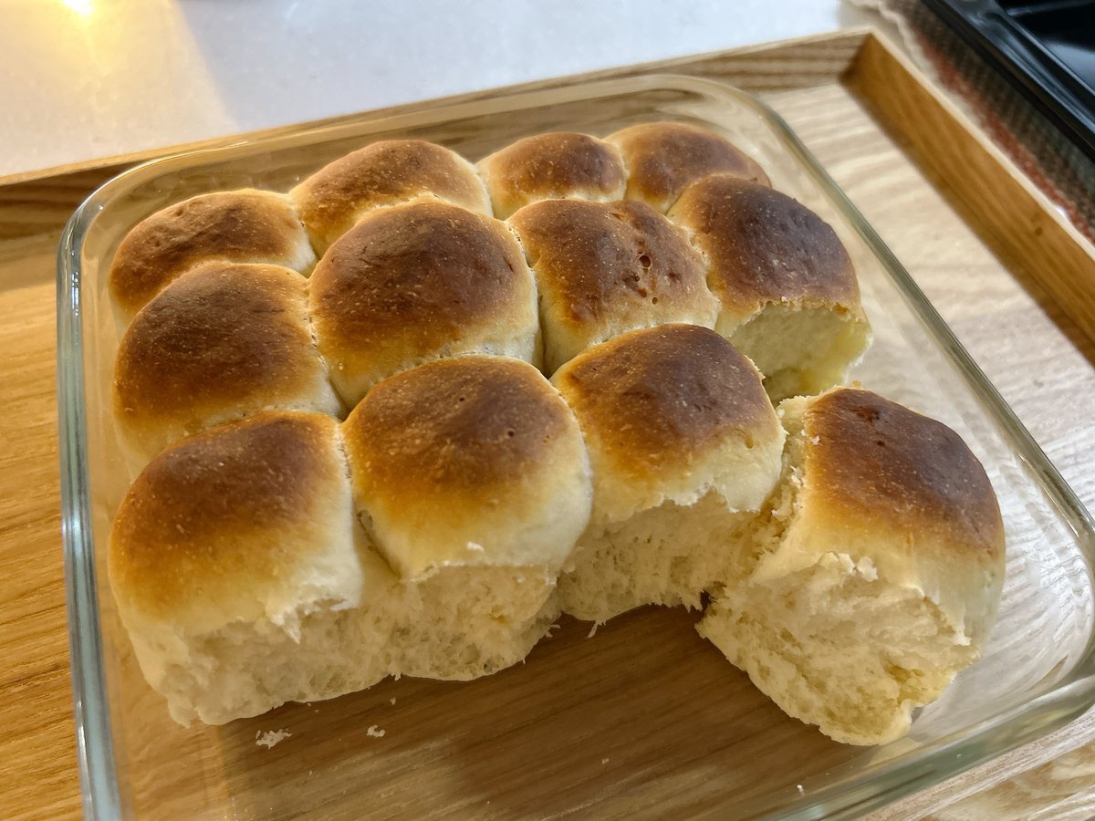 heibon___OL's tweet photo. 山本ゆりさんの耐熱容器、モスグリーンが届いたので初めてのパン作り🍞
初めてでも簡単に作れるし、何よりおいしくできてうれしい。出来たてパンは最高。あっという間になくなったのでまた作る。
 #iwakiレシピ https://t.co/GUa8gRoSpe