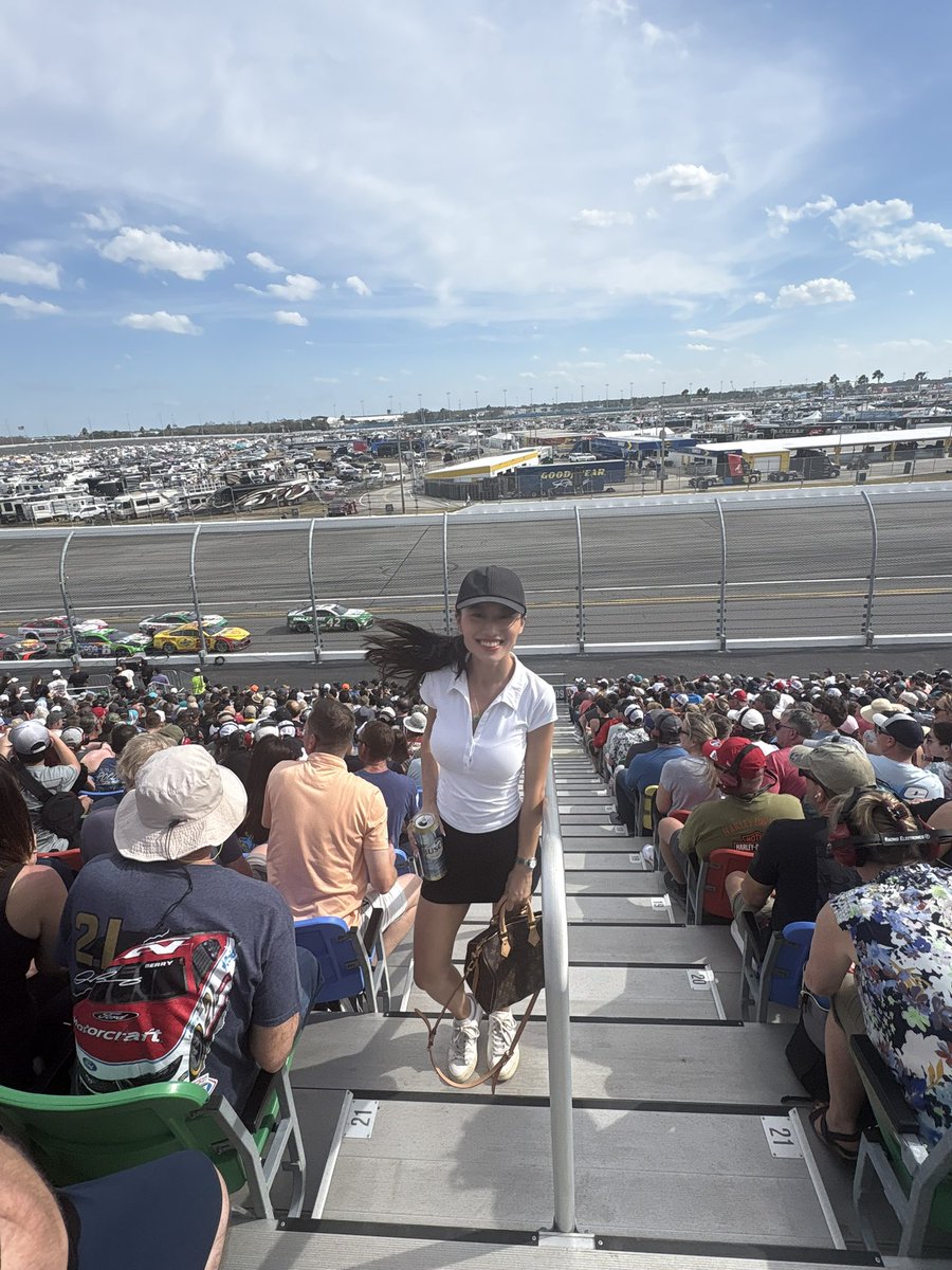 flukyqueen's tweet photo. Daytona 500 today #NASCAR #Daytona500 https://t.co/JZF1c3g67V