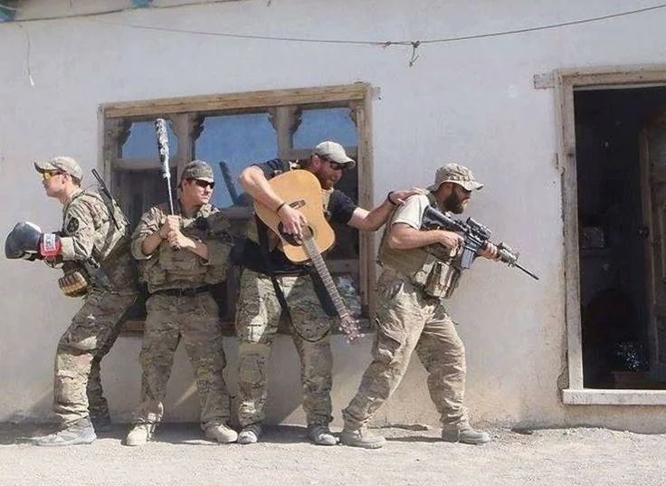 One of the best pictures ever taken lmao
I love how the guittar guy is actually kinda holding it like a rifle too