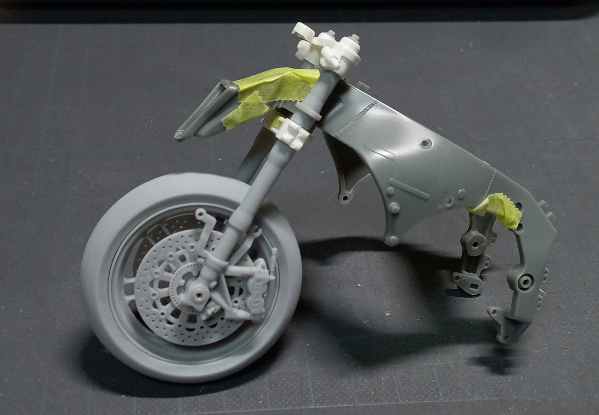 フロントも一通り組みました。ただ全体的に組んだ状態でないと