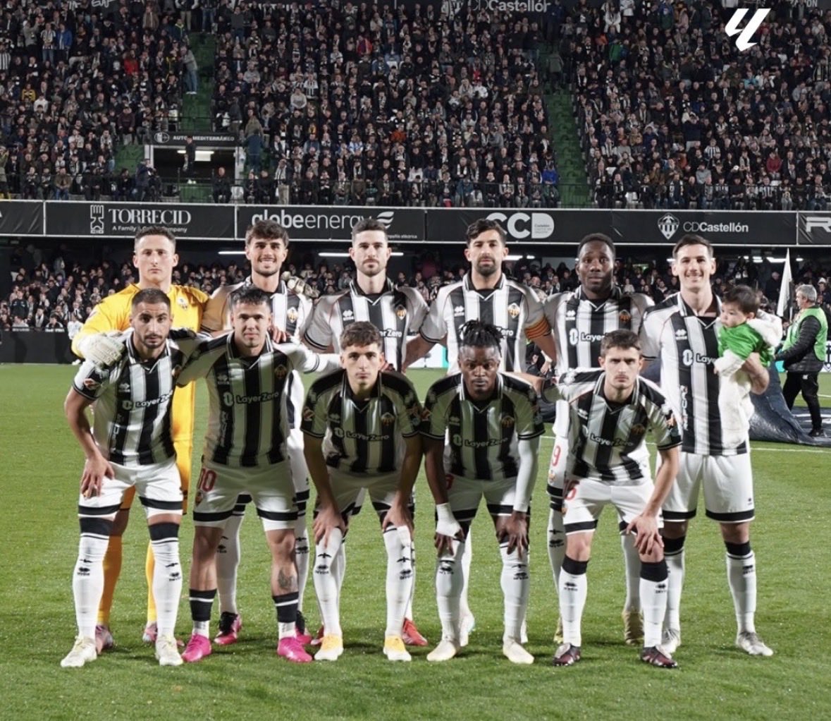 Abran paso. 
Ahí llega, firme, decidido, invencible; como el cuadro de piqueros de un Tercio español, como una feroz falange hoplita, como una temible centuria romana…

Abran, paso, pónganse en pie y descúbranse. 
Es nuestro equipo: 
el <a href="/CDCastellon/">CD Castellón</a>