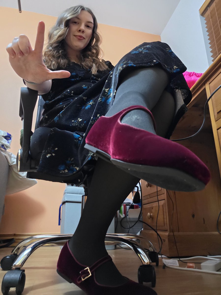QueenNeevy's tweet photo. RT to show you're My bitch... Or at least want to be 😏 https://t.co/wdKygpVM24
