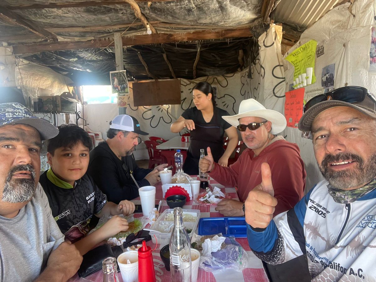 tapbaits2013's tweet photo. Despues de pescar, un buen taco, saludos raza. https://t.co/OZ9pSY2nas