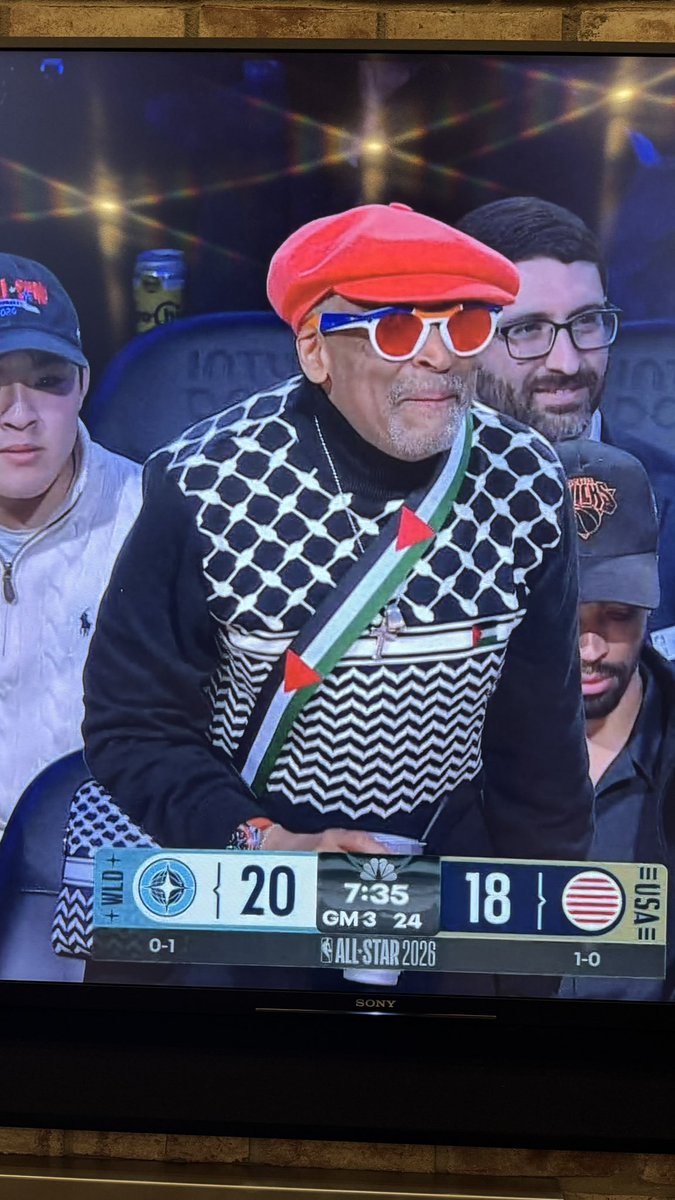 toddrichman's tweet image. I’ve been to more @nyknicks games than I can count, and I’ve never seen Spike Lee make a statement like this courtside. With Deni Avdija representing @Israel on the All-Star stage, it doesn’t seem to be accidental. He is making a statement, and it’s not a good one.

The NBA
