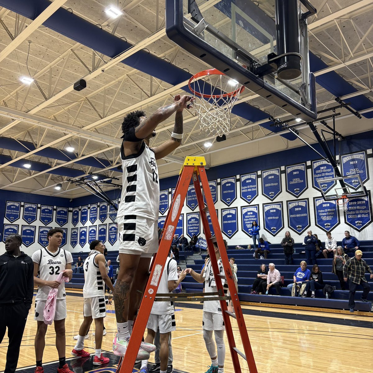 spazzjayz12's tweet photo. Conference Champions 💍 #iccac #dmacc https://t.co/aJpD3VqQ8J