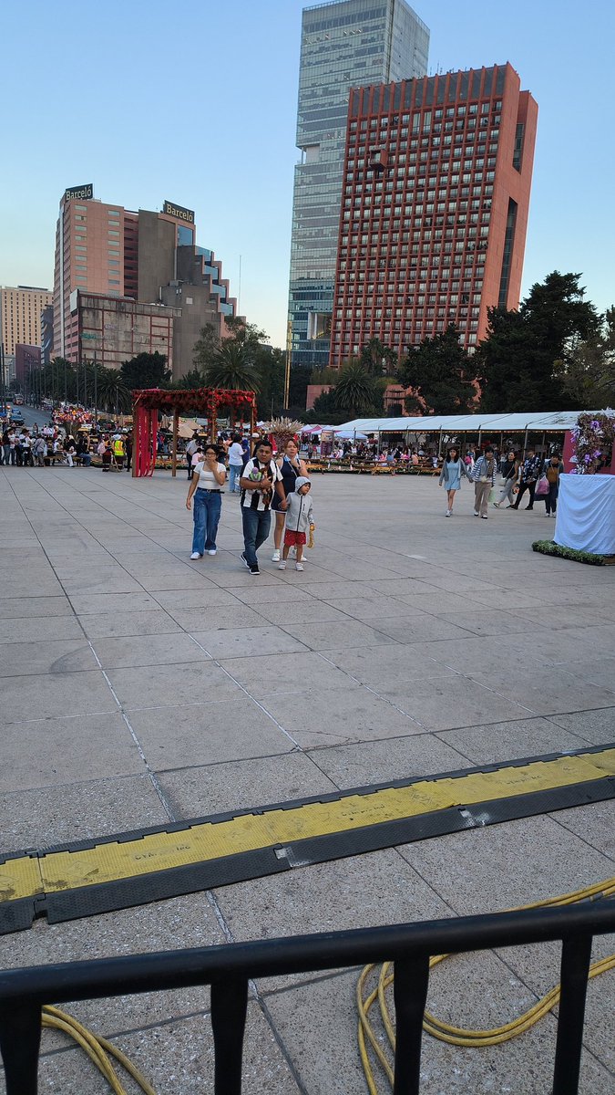 MeDicenTod's tweet photo. @ClaraBrugadaM no está dando acceso al FESTIVAL DE FLORES Y CERVEZA 2026 que mencionaste que duraba hasta las 8:00 p.; seguridad niega la entrada.
@turismocdmx @alefrausto @GobCDMX 
@Claudiashein ¿saben a qué se debe esto? https://t.co/FdE1srnp3l