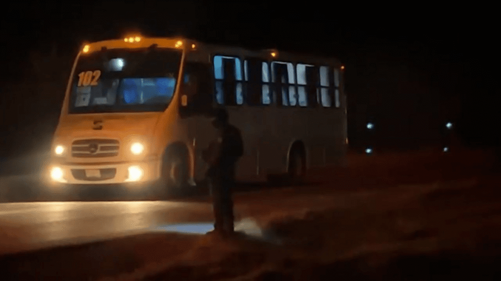 Reportan desaparición masiva de pasajeros en la carretera Valles-El Mante. Un autobús de la línea Vencedor fue encontrado abandonado en ese tramo carretero. Las pertenencias de todos los pasajeros estaban en él, pero ni el chofer ni ellos aparecen.