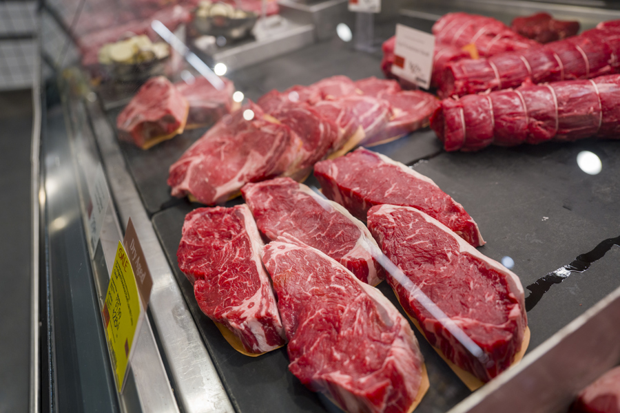 La industria alimentaria y la Administración de Trump se han volcado con la tendencia -que resuena en las redes sociales- de animar a la gente a comer más proteína para ganar músculo y perder peso. #ImpactoLatino #proteina #piramide