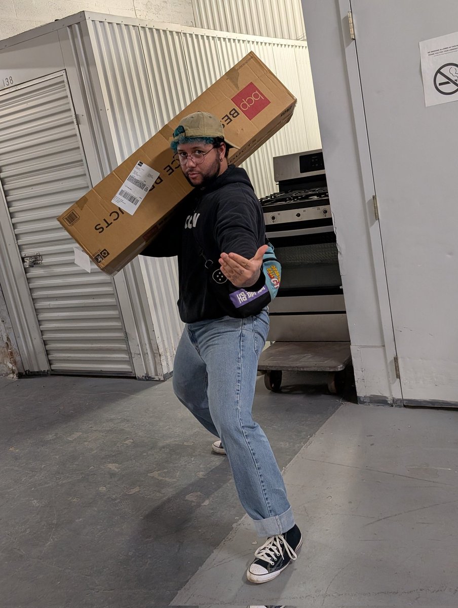 ban KAl: Santa's Little Helper

(Helping my bestie move his Christmas tree)