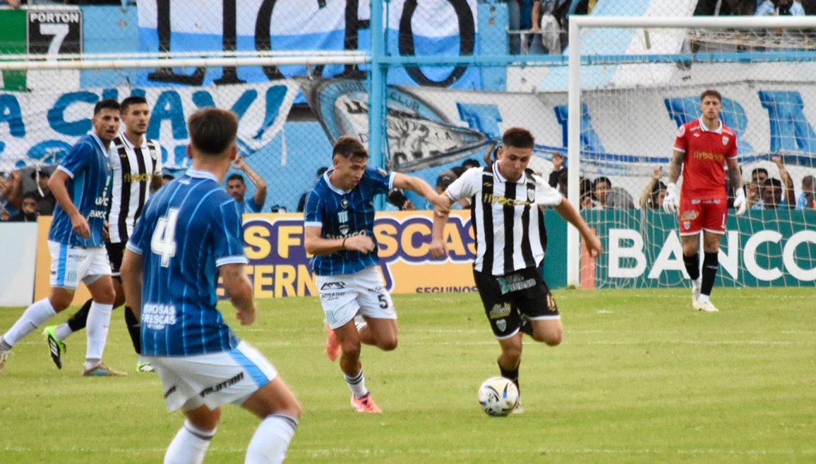 ShowsportCanal's tweet photo. DEBUT CON EL PIE DERECHO ✅
🎓 #RacingCba le ganó 1-0 a Estudiantes de Caseros en Nueva Italia, por la primera fecha de la #PrimeraNacional.
🎯 El único gol del encuentro lo marcó el volante Alan #Olinick.
Mirá el tanto ➡️ https://t.co/CS5I0Bet0o https://t.co/j2gAKLPy4z