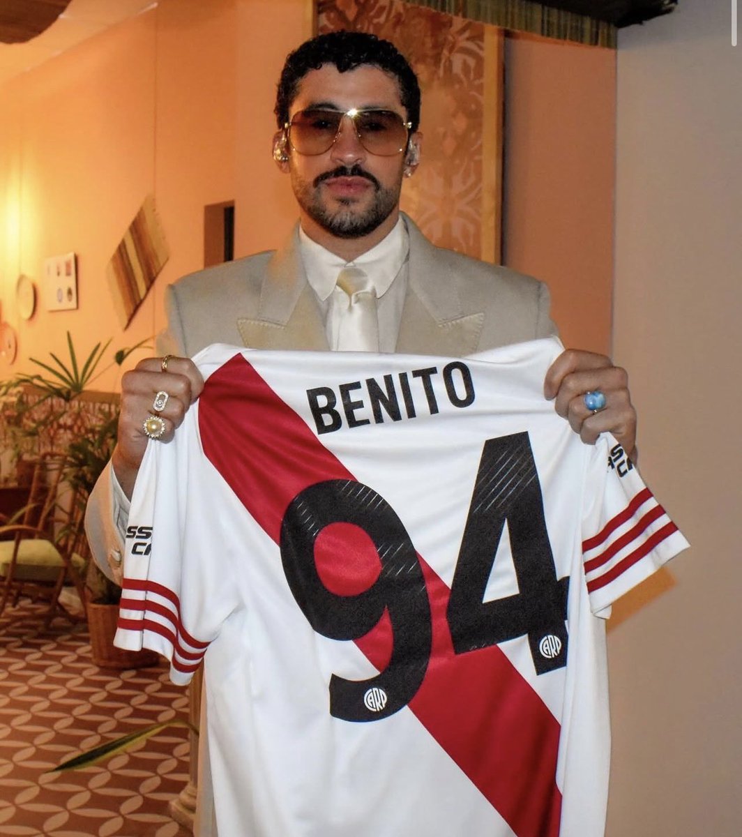 Bad Bunny posando con la camiseta de River.

Por qué la 94?