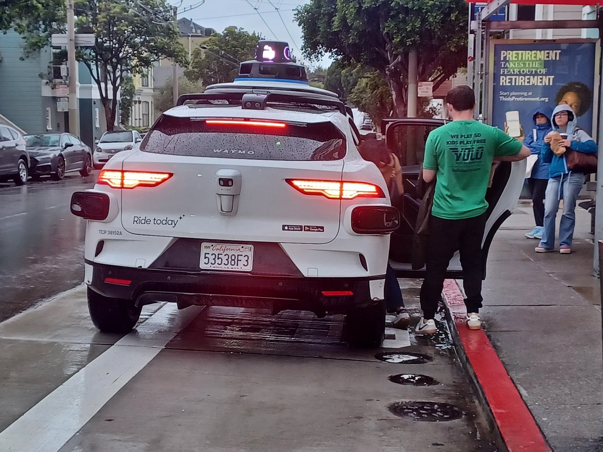 Waymo stopped illegally in bus stop on Sacramento at Fillmore, directly competing with public transportation for passengers. <a href="/SenDaveCortese/">Senator Dave Cortese</a> <a href="/Scott_Wiener/">Senator Scott Wiener</a> <a href="/californiapuc/">California PUC</a> <a href="/CA_DMV/">CA DMV</a> <a href="/sfbike/">SF Bicycle Coalition</a> <a href="/SFTRU/">SF Transit Riders</a> <a href="/transportworker/">TWU</a> <a href="/SFMTA_Muni/">SFMTA</a> <a href="/sfcta/">San Francisco County Transportation Authority</a> <a href="/DanielLurie/">Daniel Lurie 丹尼爾·羅偉</a> <a href="/GavinNewsom/">Gavin Newsom</a>
