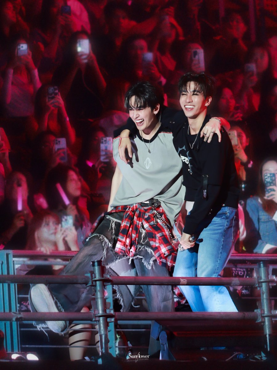 260215 - ตั้งแต่มีน้องเข้ามาพี่มีความสุขมาก 🖤🤍

PERTH NO RULES
JASPER FINAL COMBUSTION

#RISERCONCERTD3
#PerthSanta #เพิร์ธแซนต้า 
#PertTanapon #Santapp