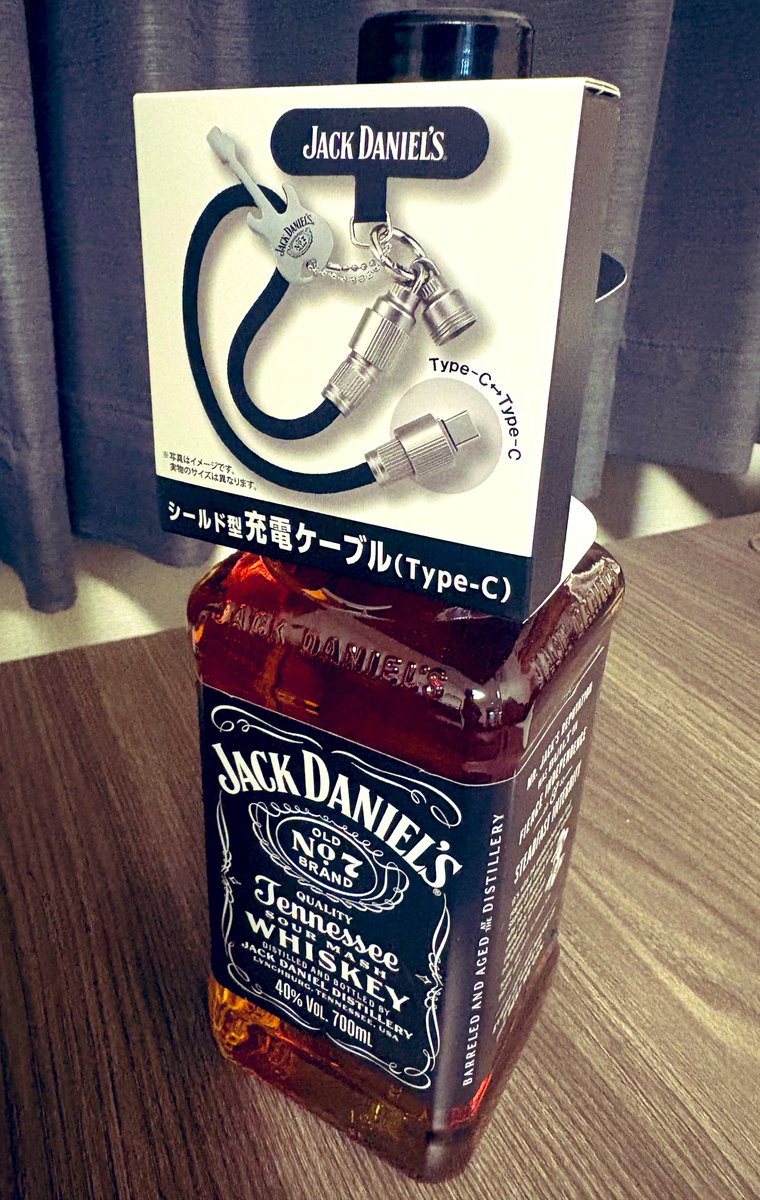 tomoyacaligula1's tweet image. おはやってぃ🐺🤟

セトリ回ししてから自宅で晩酌したい思って酒買おうと徘徊してたらジャックダニエルにシールド型充電ケーブルのおまけが付いてるのを見つけたから速攻で買った🥃

モンスターもだったけどこういうおまけ付きの物買いたくなるw