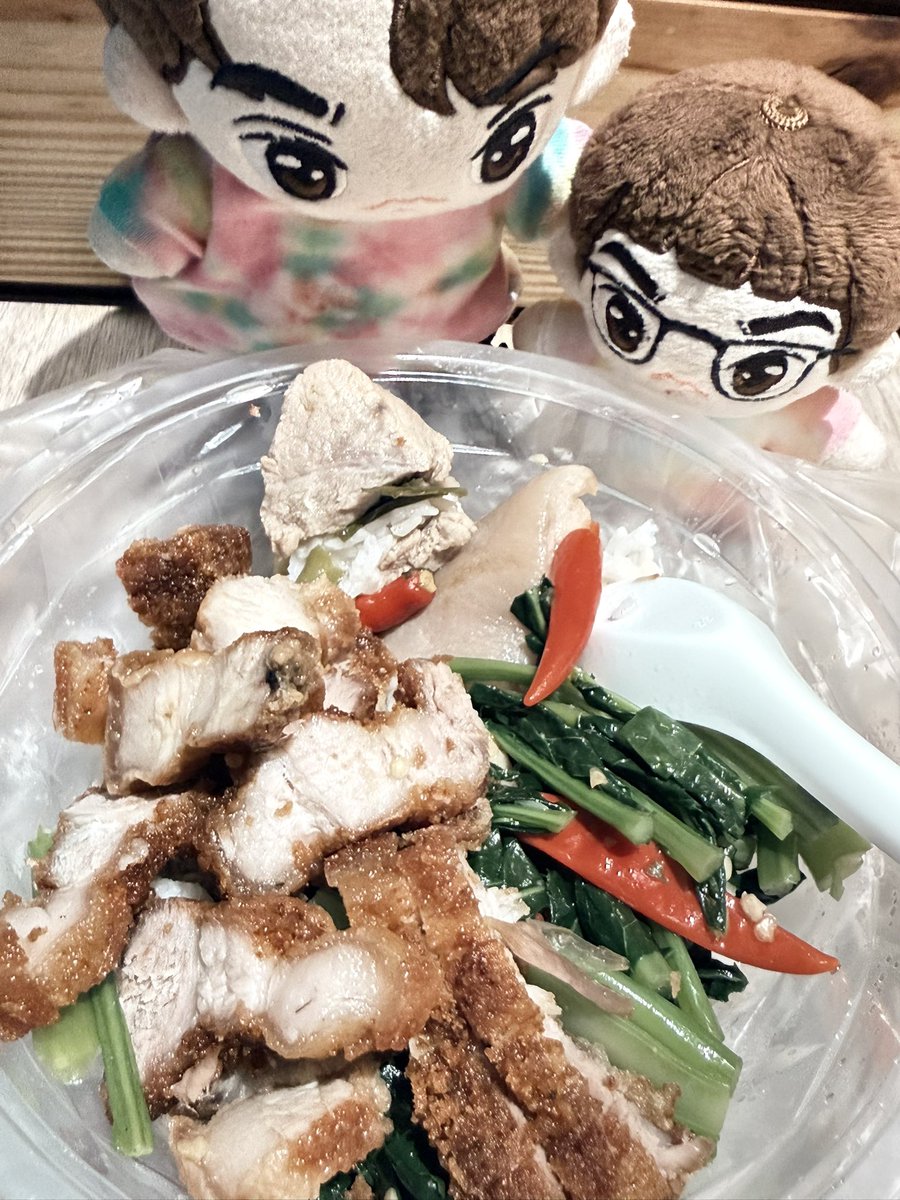 Bright  Morning☀️
2人がいたいた桟橋で
朝陽を浴びてきました🙌
春節の出航で爆竹音が🧨
帰りに屋台でぶっかけ飯
カリカリ豚も必須です🥰

Bright Vachirawit 
#bbrightvc #HaveABrightDay