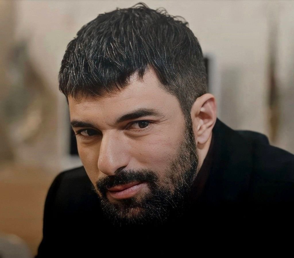 angela_stevie7's tweet photo. l'intensità dello sguardo di Tahir Lekesiz, che parla anche quando non parla con le parole #IoSonoFarah #TahirLekesiz #AdimFarah #EnginAkyürek https://t.co/K4Fs7t9XeB