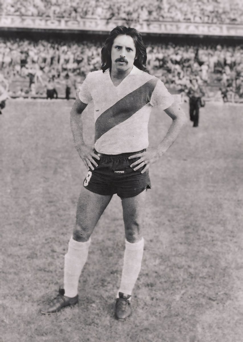 A 5 años sin Leopoldo Jacinto Luque Campeón 5 veces con <a href="/RiverPlate/">River Plate</a> y del Mundo con la @SeleccionArgentina en 1978. Gran 9 goleador justamente lo que necesita el equipo de Gallardo! 
Tuve la oportunidad de conocerlo humilde y muy buena persona. Mis respeto y abrazo <a href="/cintiluque/">CintiaLuque 🇦🇷⚽️🇦🇷🏆🇦🇷⭐⭐⭐🇦🇷</a>