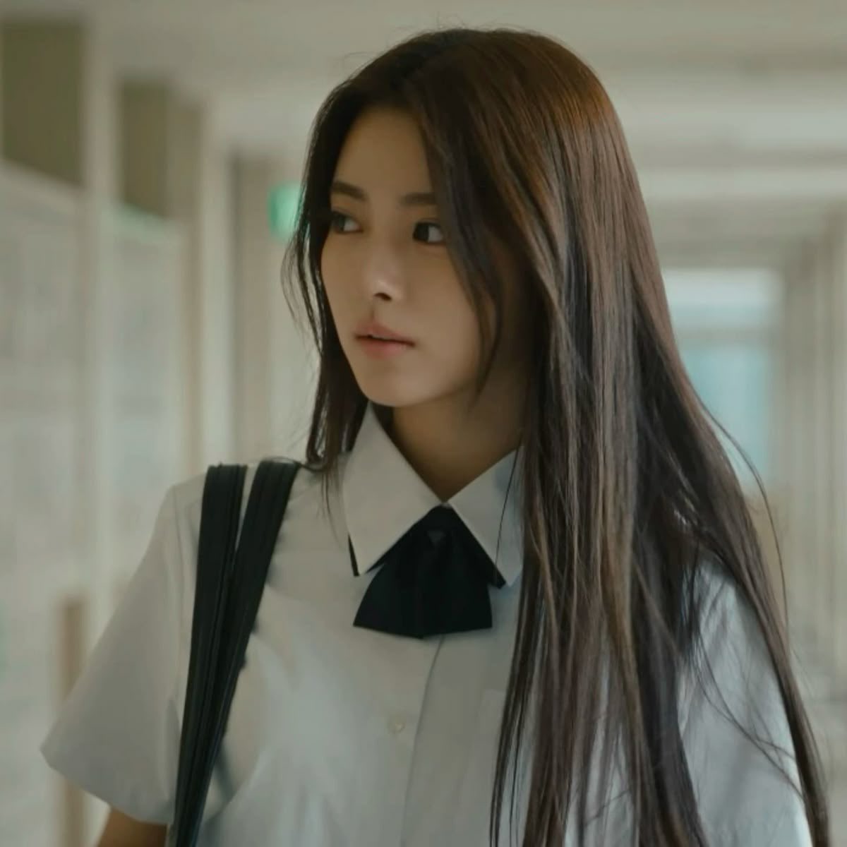 나같경 깔끔한화장 + 진한일자눈썹 + 갈발 + 긴생머리 한 안나에게 집착하는 경향이 있슨