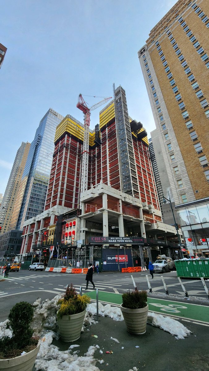 Caminando por NYC y me encuentro con esto. Me encanta que, en el país de la construcción metálica por excelencia, el hormigón armado siga reclamando su sitio en proyectos de esta escala.​A veces la robustez de lo tradicional es imbatible, incluso en la ciudad que nunca duerme.