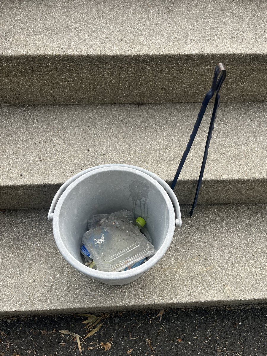 歩道のゴミを拾いながら、
いつもの川を見た。

かもたちは今日も気持ちよさそうに泳いでいる。

その少し先には、
誰かが捨てた大量のゴミ袋。

釣り上げることに楽しみを見つけている自分もいるけれど、
やっぱり――

川にゴミ袋を投げるのは、おかしい。

ここは、
かもたちの家なんだから。