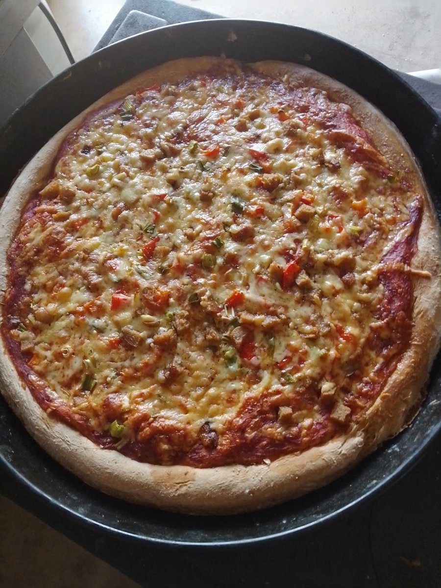 My first homemade pizza in a while. It was delicious. 🤤