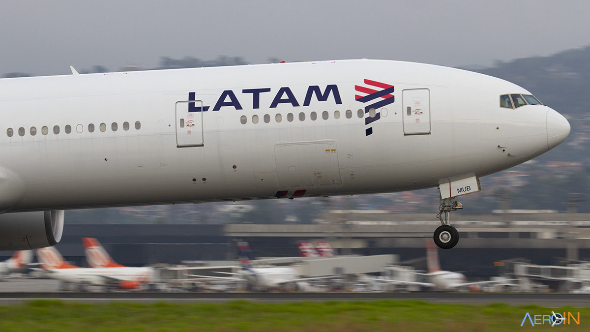 cpt340's tweet photo. Então, pá? Boeing 777-300ER da LATAM com destino a Lisboa iniciou a descolagem na pista 10L de Guarulhos São Paulo, passou a V1 e a VR (178 kts - 330 lm/hora) ergueu o nariz mas logo a seguir abortou o procedimento. Por pouco o avião não saiu da pista. Qualquer piloto acabado de formar sabe que aconteça o que acontecer depois de passar a V1 tem que ir para o ar porque não há garantia que o avião consiga parar na pista restante. Neste caso não só passaram a V1 como também passaram a VR, velocidade de rotação a que o avião começa a despegar do solo. Tiveram muita sorte ... e os passageiros também