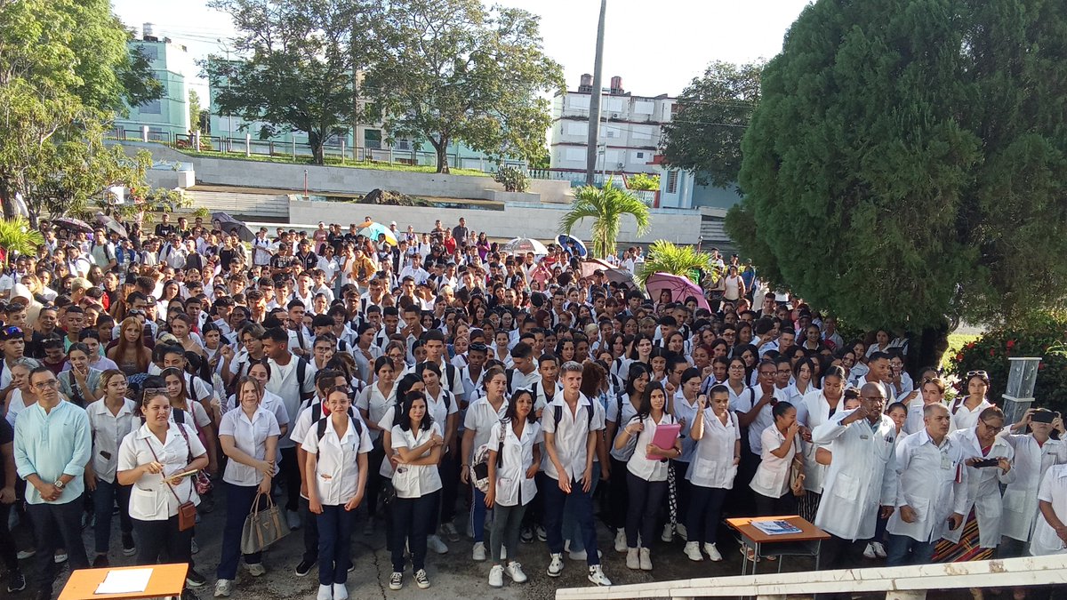 16 de febrero inicia el segundo periodo del curso 2025-2026 en la #UCMLT 
Las 14 áreas de salud, los 5 hospitales y otros escenarios de la provincia #LasTunas reciben estudiantes, garantizando el proceso de continuidad
#SiSePuede 
<a href="/MINSAPCuba/">Ministerio de Salud Pública de Cuba</a> 
<a href="/japortalmiranda/">José Angel Portal Miranda</a> 
<a href="/DtorDgsTunas/">Director General de Salud Las Tunas</a>