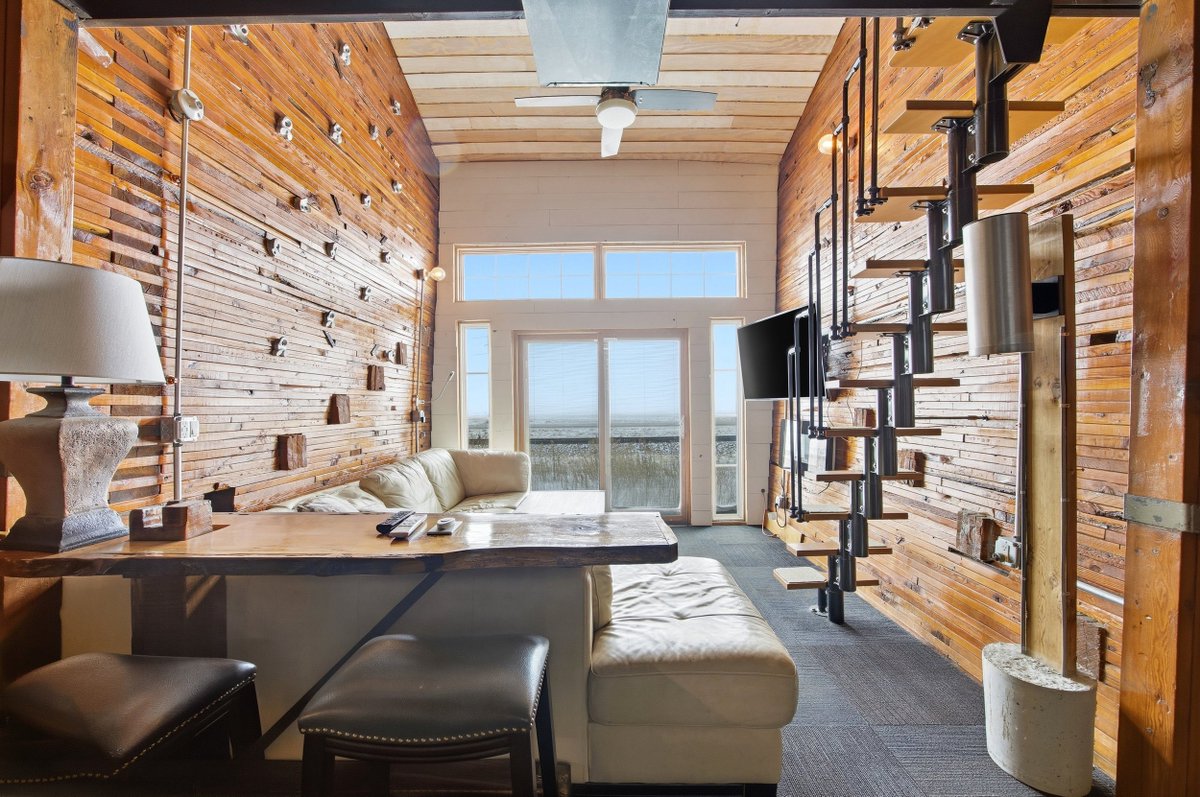 Zillow Gone Wild 🏡 tweet media