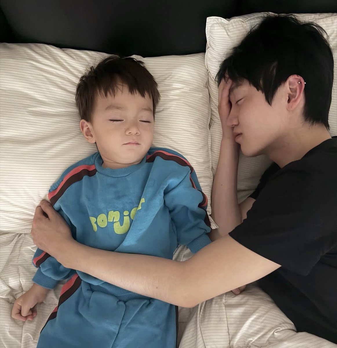 mooooong_e's tweet image. 흑발은 정말 좋은것같아,,🖤