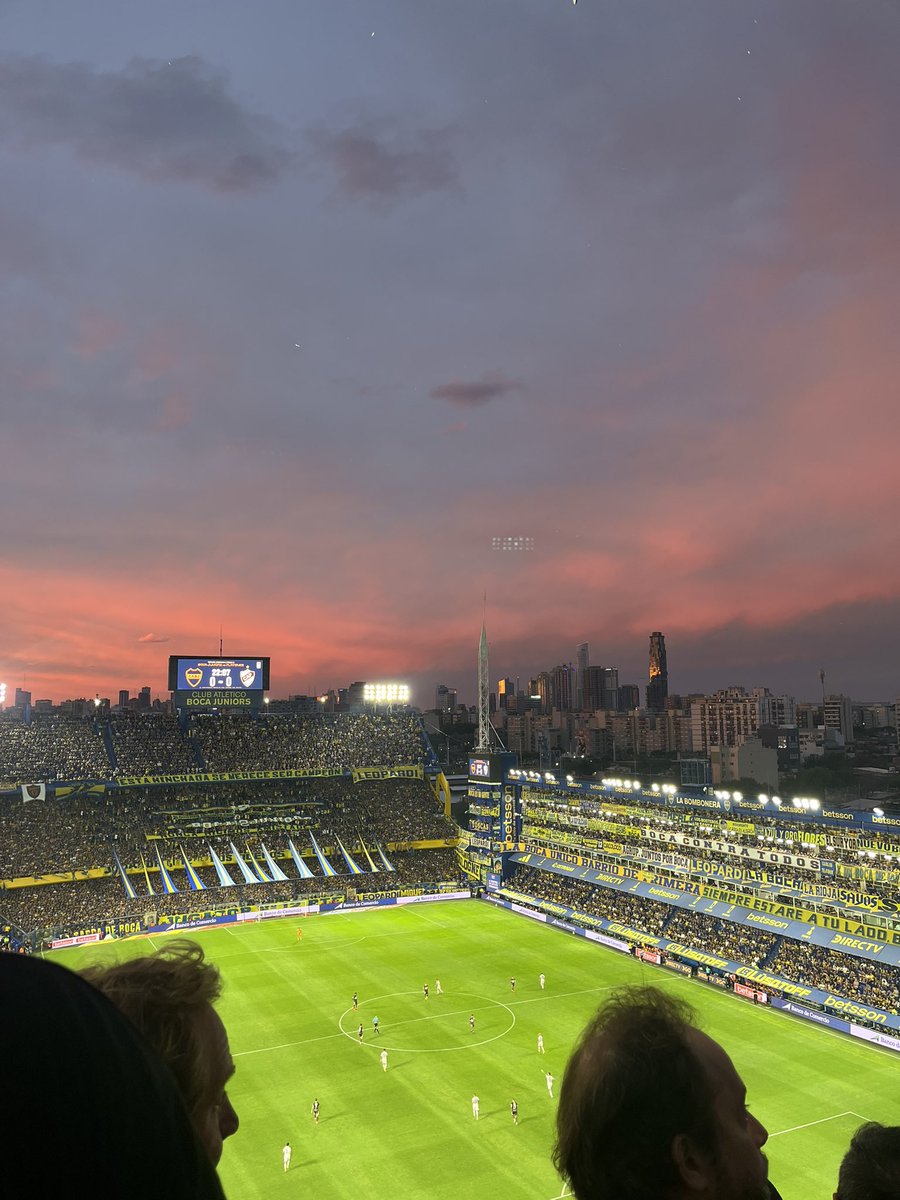 naza_iglesias's tweet photo. Llegué tarde y me tocó ir a la 3ra, lo único lindo de hoy fue este cielo y la gente de Boca https://t.co/umCJFPXDXv