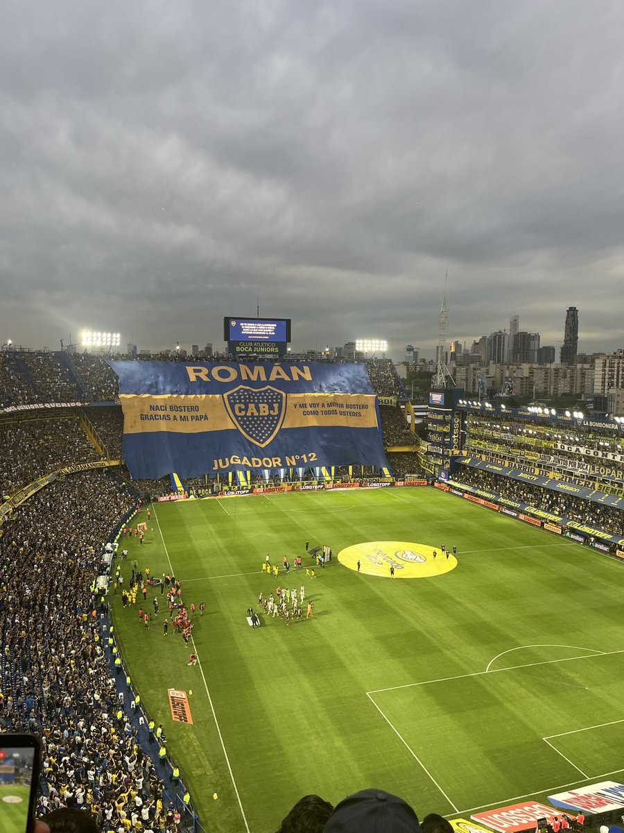 naza_iglesias's tweet photo. Llegué tarde y me tocó ir a la 3ra, lo único lindo de hoy fue este cielo y la gente de Boca https://t.co/umCJFPXDXv