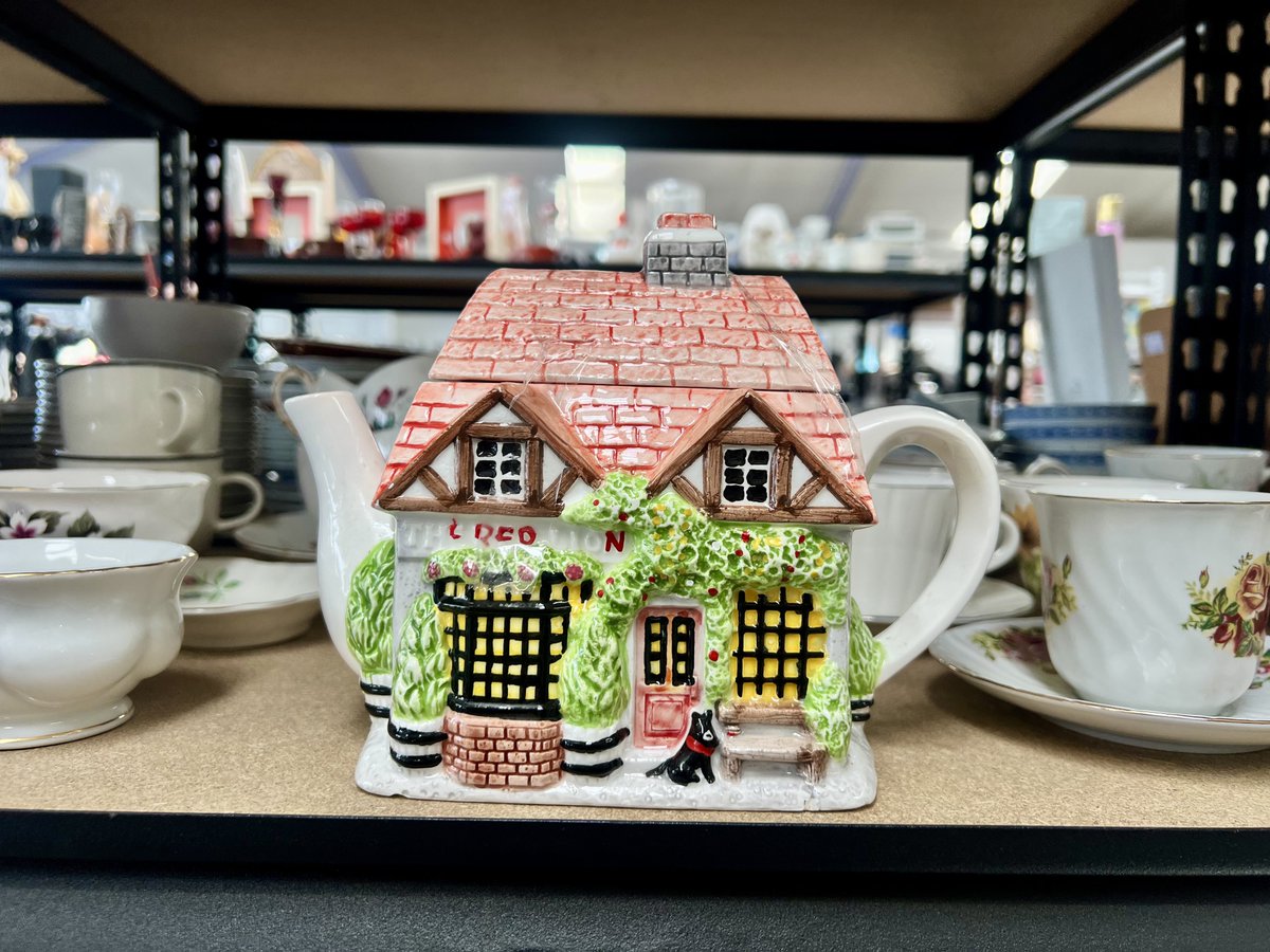 this tea pot…. omg