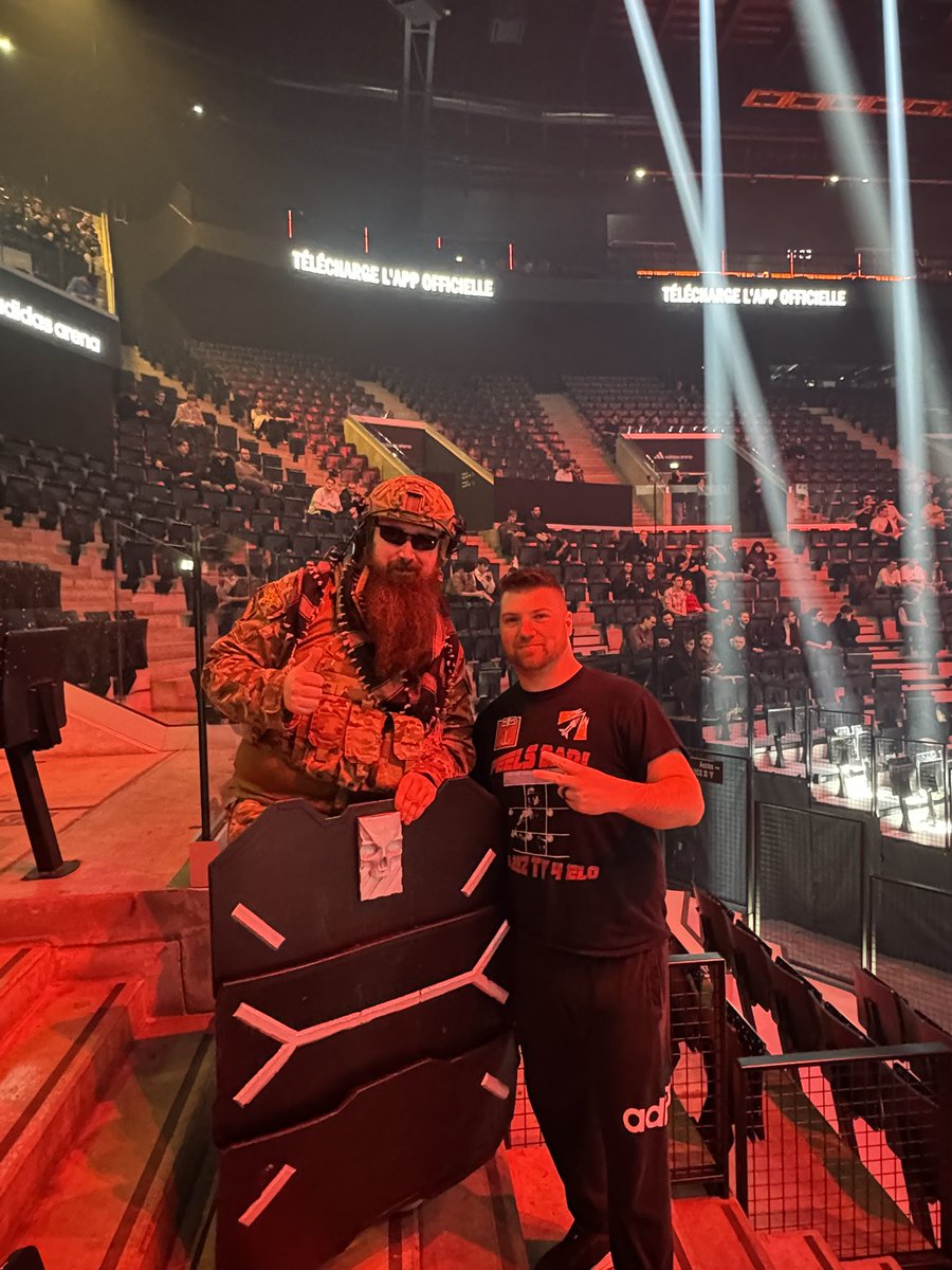 Ziggirat's tweet photo. Si 26 in Paris France elite status! Took way to long best to go back to Si  
French Crowd=Legend status https://t.co/uLeR9IpojN
