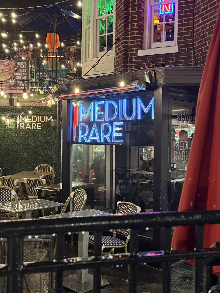 Tenleytown411's tweet photo. Dinner at Medium Rare in Cleveland Park. 

#MediumRare #ClevelandPark https://t.co/jIryv7CCPo
