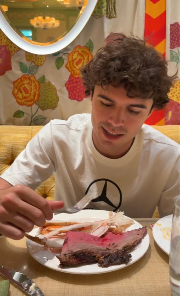 A good vet could bring this back to life 😭 how’d yall like yall steaks?