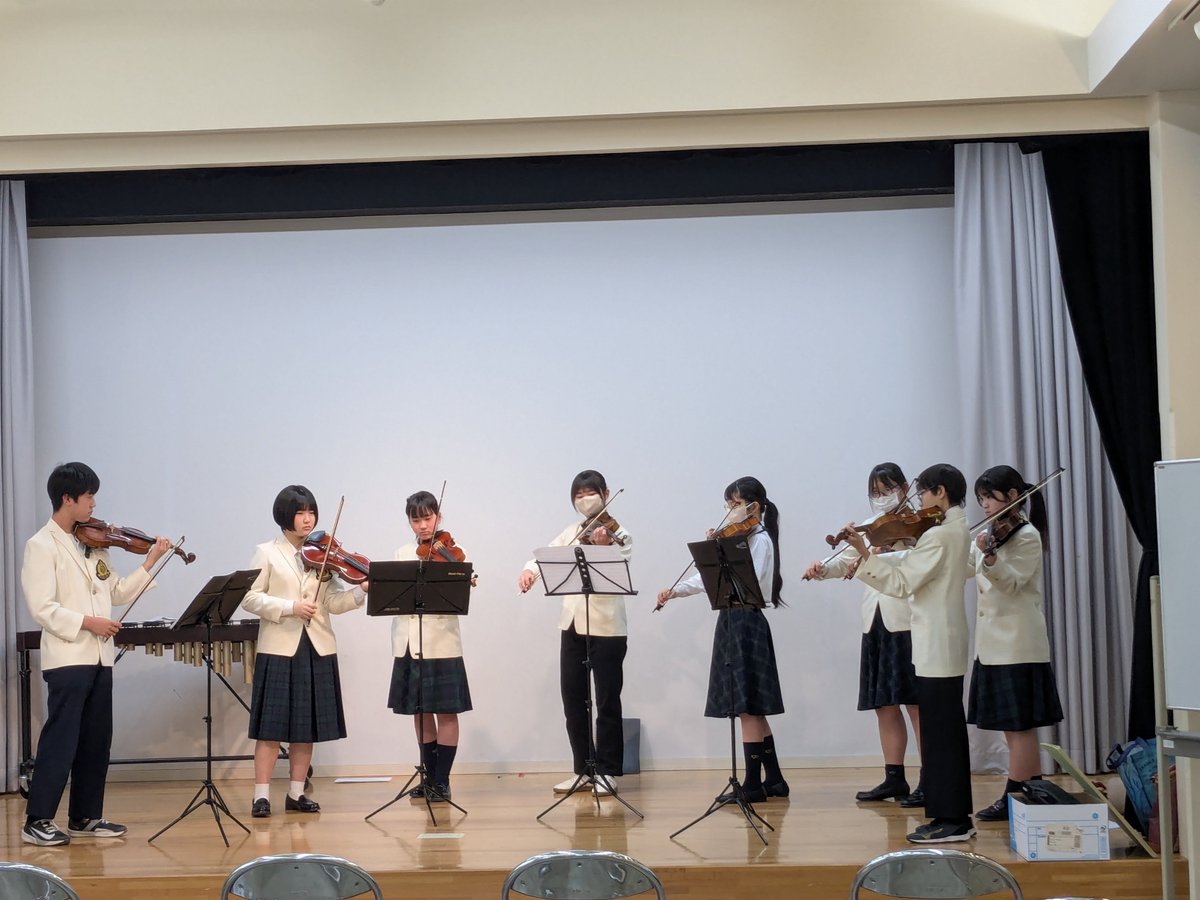 Kitakyusyu_JO's tweet photo. 北九州市ジュニアオーケストラ
2月14日（土）高見市民センターにて出張演奏会を開催❣
26名の団員が各パートに分かれて生演奏♬
日頃の練習の成果を発揮✊、素敵な音を響かせました(^^♪
客席の子ども達も興味津々👀
「どうしたら、そんな早く弾けるの？」等、素朴な質問も😆楽しい時間でした🎀 https://t.co/rKTkP3Jc7G