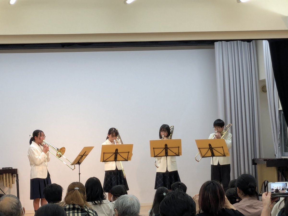 Kitakyusyu_JO's tweet photo. 北九州市ジュニアオーケストラ
2月14日（土）高見市民センターにて出張演奏会を開催❣
26名の団員が各パートに分かれて生演奏♬
日頃の練習の成果を発揮✊、素敵な音を響かせました(^^♪
客席の子ども達も興味津々👀
「どうしたら、そんな早く弾けるの？」等、素朴な質問も😆楽しい時間でした🎀 https://t.co/rKTkP3Jc7G