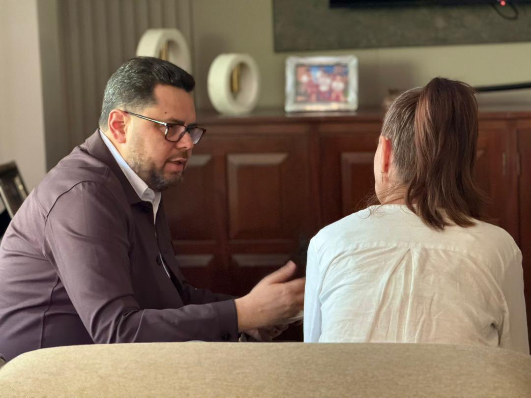 ¡Indignante! Conozco a Meudys Reyes desde hace 25 años. Fue nuestra candidata de Lápiz a concejal de Chacao en las pasadas elecciones. NO HAY RAZÓN ALGUNA PARA QUE LA MANTENGAN TRAS LAS REJAS. 
Ha trabajado con mi amigo <a href="/EmilioGrateron/">Emilio Graterón</a> por años. Me consta su honestidad y su