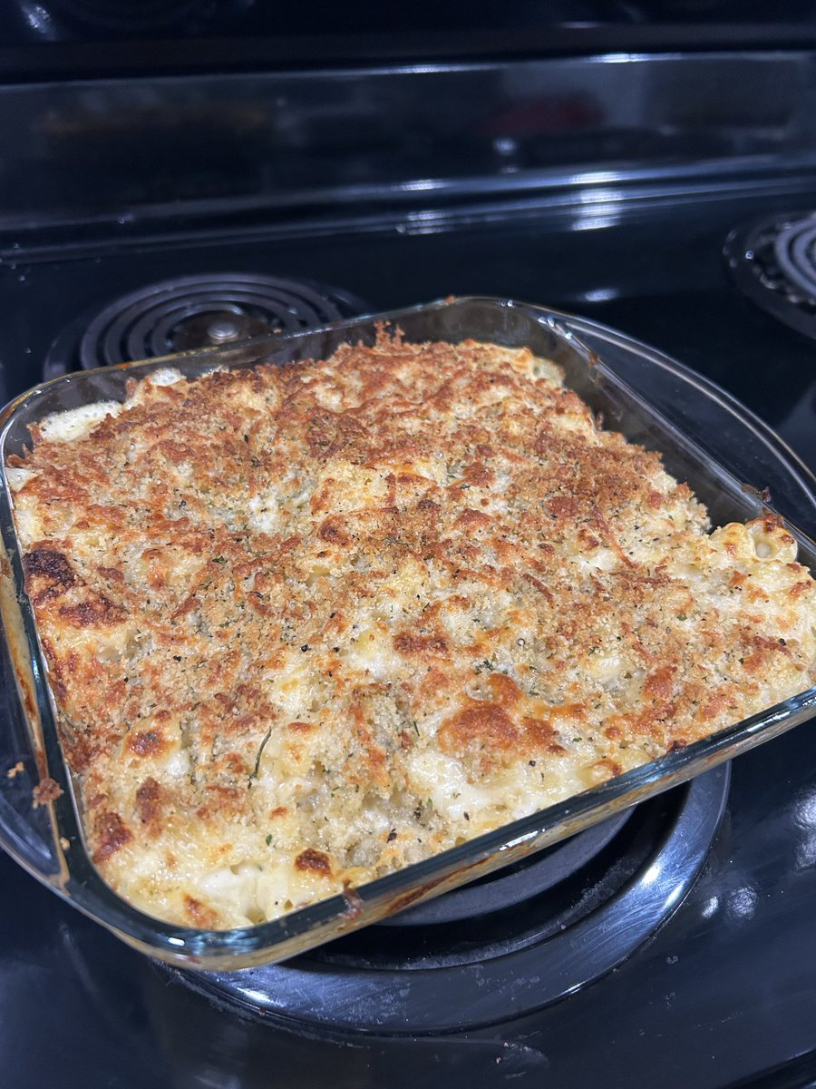 cucumberlarry27's tweet photo. tonight on #Bitchen we have a baked mac n cheese. the crust on top did not turn out the way j wanted it to but the dish was overall excellent https://t.co/PthgRwnOwZ