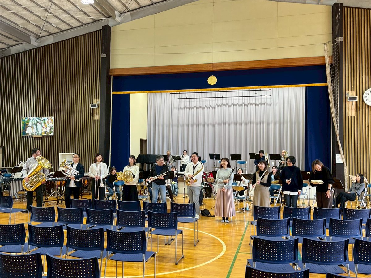 先週の積雪が嘘のように暖かい本日☺️
清和地域拠点複合施設｢おらがわ｣で行われたふれあいコンサートにて演奏しました🎶

写真が空席多数なのはリハーサルの様子だからです😅💦
実際は演奏だけでなく、皆で歌う曲目・楽器紹介など、観客参加型な演奏会で、地域の皆様と楽しい時間を過ごしました︎💕